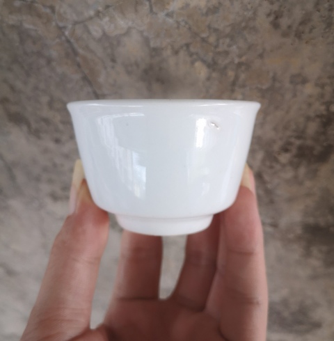 古玩陶瓷清代.甜白釉唇口杯（飲茶利器）拍賣，當前價格200元