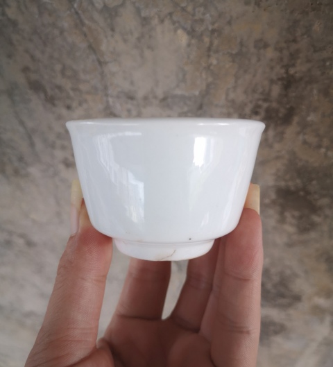 古玩陶瓷清代.甜白釉唇口杯（飲茶利器）拍賣，當前價格200元
