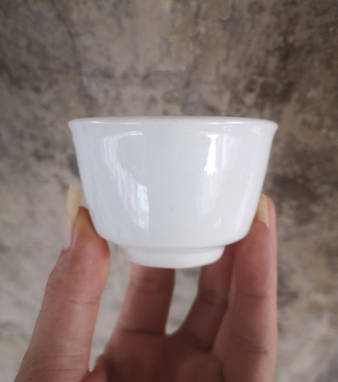 古玩陶瓷清代.甜白釉唇口杯（飲茶利器）拍賣，當前價格200元