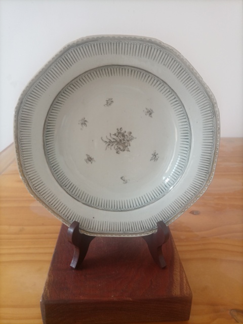 古玩陶瓷乾隆·彩繪花卉紋盤真品鑒賞圖