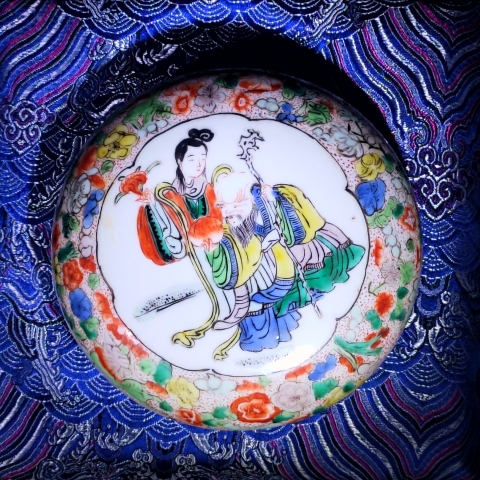 古玩陶瓷【細路五彩精品】清光緒四季花卉開光麻姑獻壽圖蓋盒拍賣,當前價格8900元