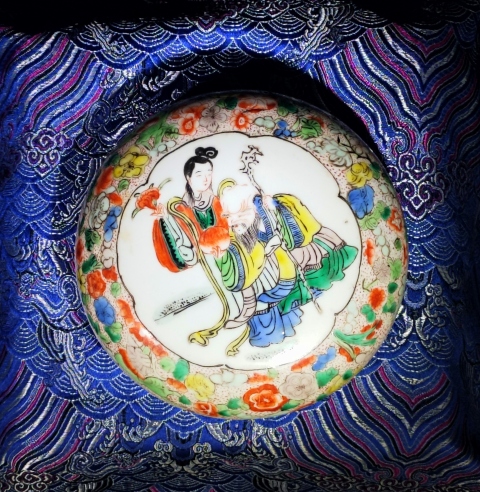 古玩陶瓷【細路五彩精品】清光緒四季花卉開光麻姑獻壽圖蓋盒拍賣,當前價格8900元
