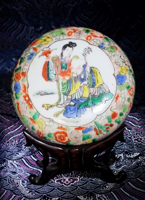 古玩陶瓷【細路五彩精品】清光緒四季花卉開光麻姑獻壽圖蓋盒拍賣,當前價格8900元