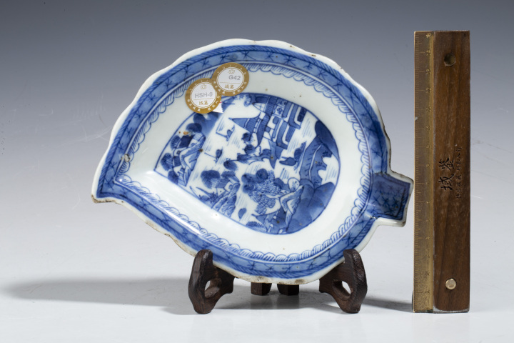 古玩陶瓷·青花山水樓閣紋葉形盤真品鑒賞圖