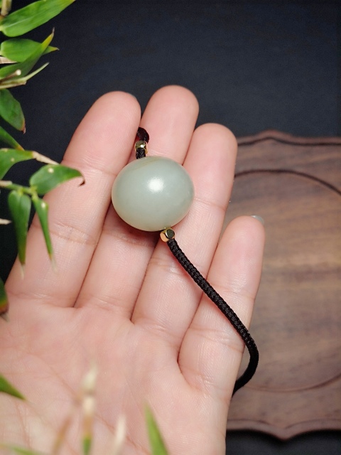 古玩玉器（一口價放漏）難遇的清代和田玉雕“素紋玉珠”拍賣，當前價格1800元