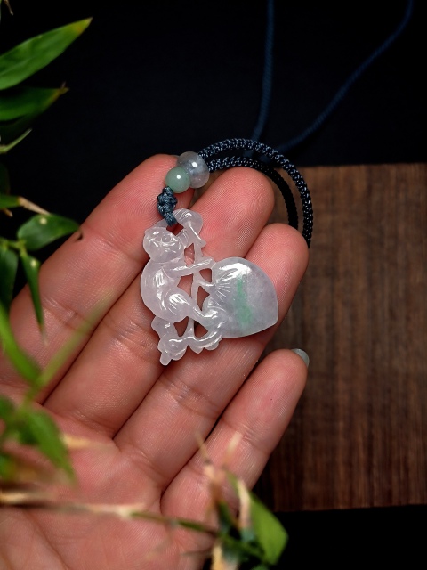 古玩玉器（一口價放漏）清代翡翠雕“靈猴獻壽”墜飾拍賣，當前價格1800元