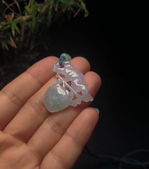 古玩玉器（一口價放漏）清代翡翠雕“靈猴獻壽”墜飾拍賣，當前價格1800元