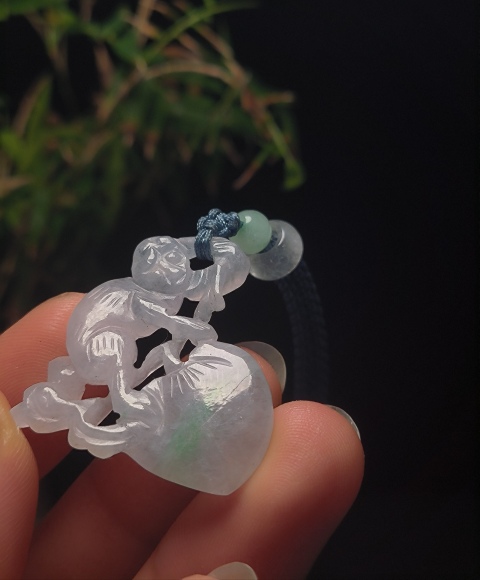 古玩玉器（一口價放漏）清代翡翠雕“靈猴獻壽”墜飾拍賣，當前價格1800元