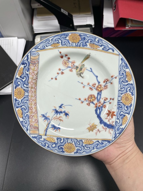 古玩陶瓷清康熙·精品卷軸開窗青花礬紅描金盤拍賣,當前價格980元