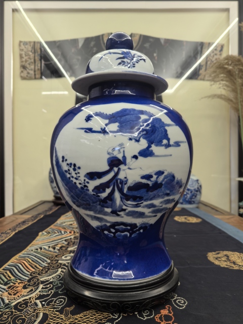 古玩陶瓷灑藍釉開窗青花神仙故事紋將軍罐拍賣,當前價格48888元