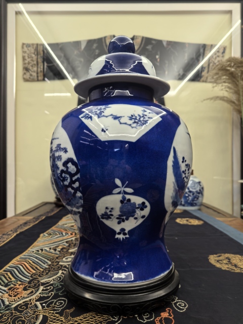古玩陶瓷灑藍釉開窗青花神仙故事紋將軍罐拍賣,當前價格48888元