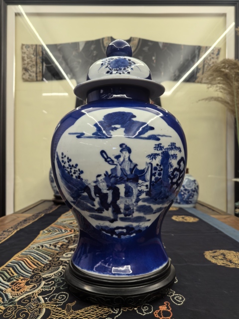 古玩陶瓷灑藍釉開窗青花神仙故事紋將軍罐拍賣,當前價格48888元