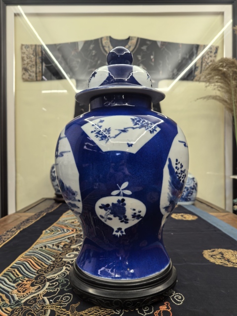 古玩陶瓷灑藍釉開窗青花神仙故事紋將軍罐拍賣,當前價格48888元