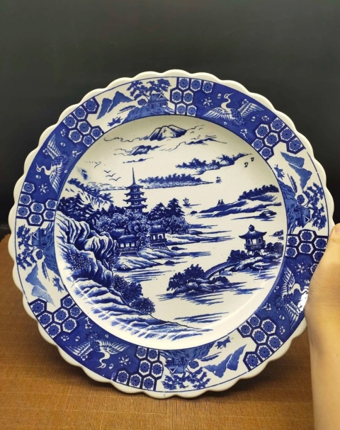 古玩陶瓷樓臺(tái)亭閣山水紋青花盤拍賣,當(dāng)前價(jià)格780元