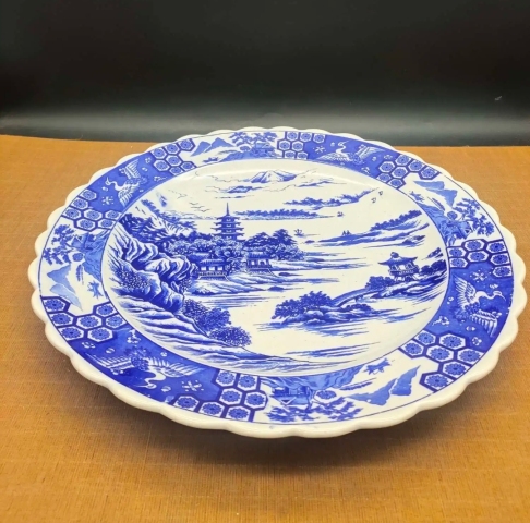 古玩陶瓷樓臺(tái)亭閣山水紋青花盤拍賣,當(dāng)前價(jià)格780元