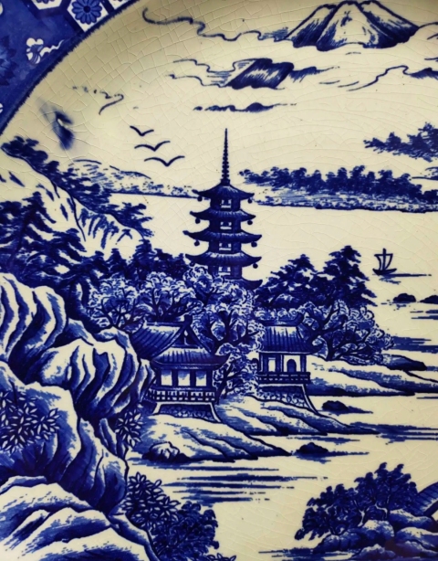 古玩陶瓷樓臺(tái)亭閣山水紋青花盤拍賣,當(dāng)前價(jià)格780元