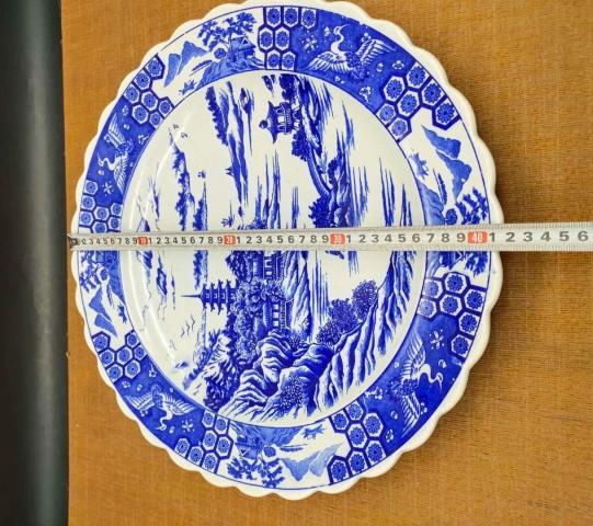 古玩陶瓷樓臺(tái)亭閣山水紋青花盤拍賣,當(dāng)前價(jià)格780元