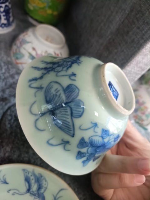 古玩陶瓷清中期豆青花蝶紋青花杯盤拍賣，當前價格3888元