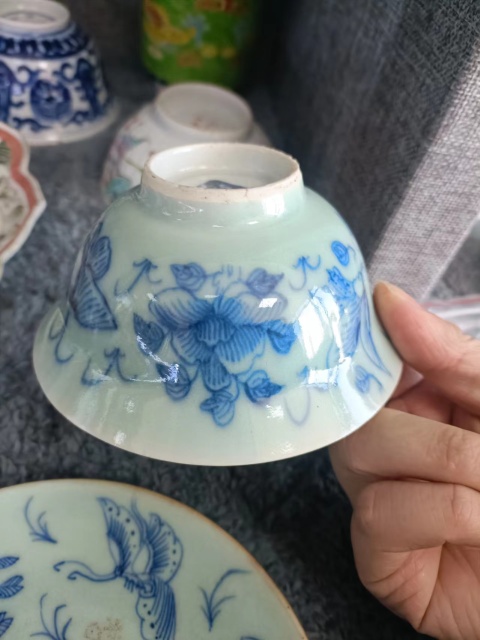古玩陶瓷清中期豆青花蝶紋青花杯盤拍賣，當前價格3888元