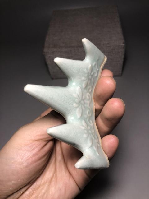 古玩陶瓷清乾隆,景德鎮(zhèn)窯豆青釉花卉紋筆架拍賣,當前價格3000元