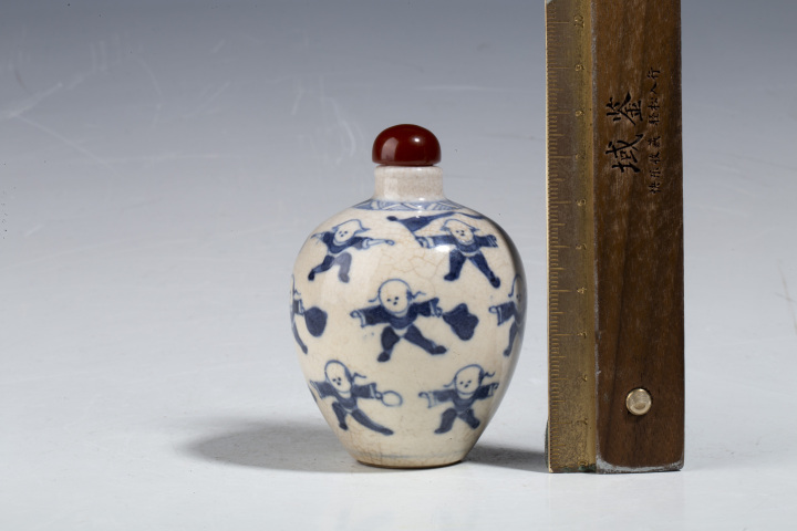 古玩陶瓷晚清·煨瓷青花百子嬰戲圖鼻煙壺拍賣,當前價格3950元