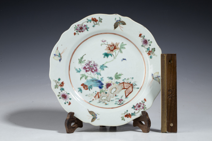 中国古美術品　清の乾隆時代　粉彩花卉洞石中皿　本物保証　23cm 中国古美術 清の時代 粉彩軋道獅子文花瓶 乾隆年製 高さ42cm