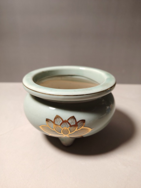 古玩陶瓷豆青釉描金花卉紋三足爐拍賣，當前價格268元