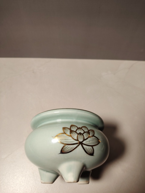 古玩陶瓷豆青釉描金花卉紋三足爐拍賣，當前價格268元