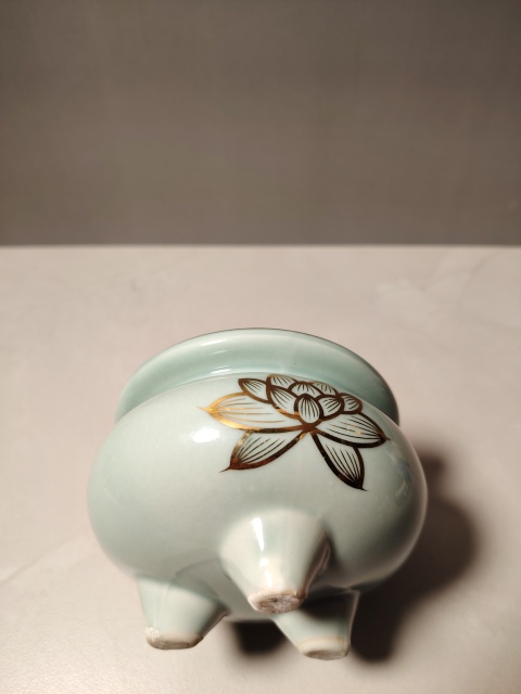 古玩陶瓷豆青釉描金花卉紋三足爐拍賣，當前價格268元