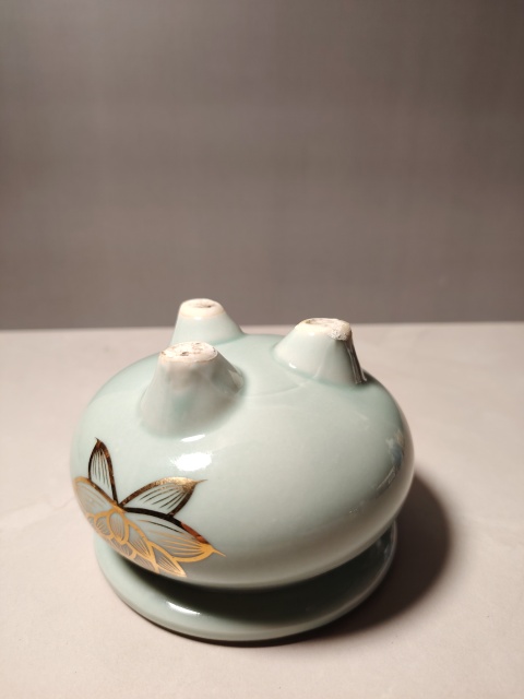 古玩陶瓷豆青釉描金花卉紋三足爐拍賣，當前價格268元