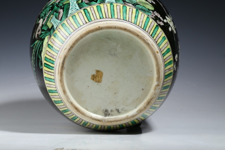 古玩陶瓷墨地素三彩喜鵲登梅圖罐  真品鑒賞圖