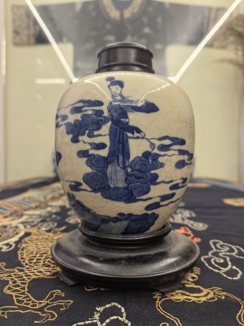 古玩陶瓷清中期煨瓷(袁公拜玄女)蓋罐拍賣,當前價格13888元