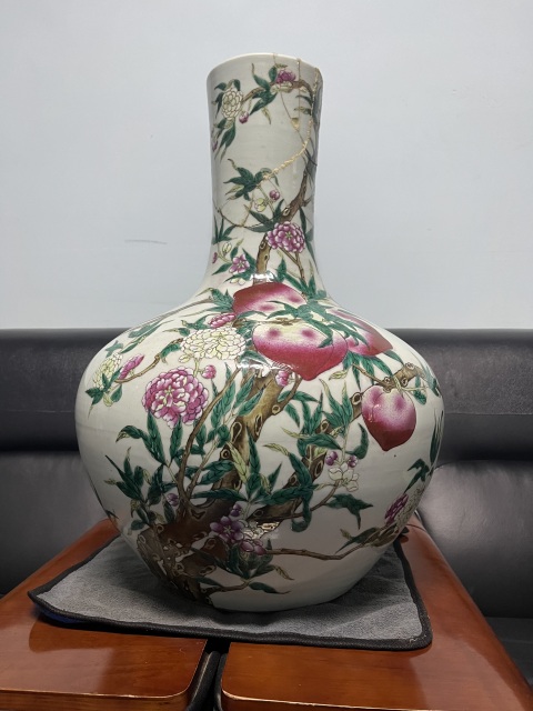 古玩陶瓷桃紋粉彩天球瓶拍賣，當(dāng)前價(jià)格55000元