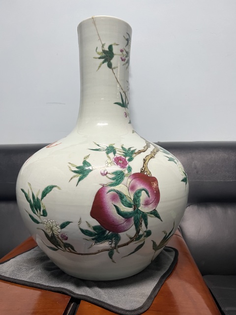古玩陶瓷桃紋粉彩天球瓶拍賣，當(dāng)前價(jià)格55000元