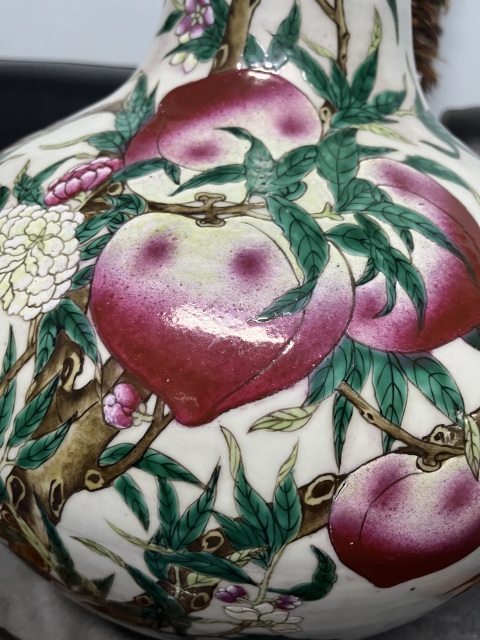 古玩陶瓷桃紋粉彩天球瓶拍賣，當(dāng)前價(jià)格55000元