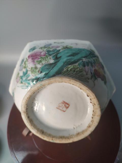 中国美術 古玩 清代 同治 六角粉彩皮球花紋樣 高足盤 靓宝格- 当代粉彩皮球花纹碗（《大清雍正年制》款）