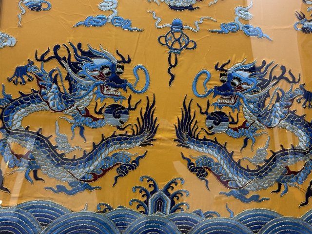 古玩雜項(xiàng)民國(guó)·精品皇家黃地龍紋刺繡拍賣,當(dāng)前價(jià)格15888元