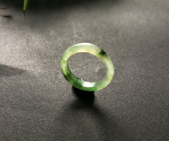 古玩玉器清代天然陽綠翡翠戒指拍賣，當前價格5500元