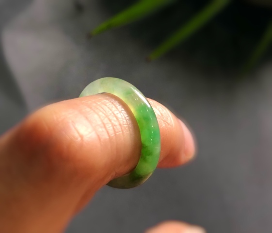古玩玉器清代天然陽綠翡翠戒指拍賣，當前價格5500元