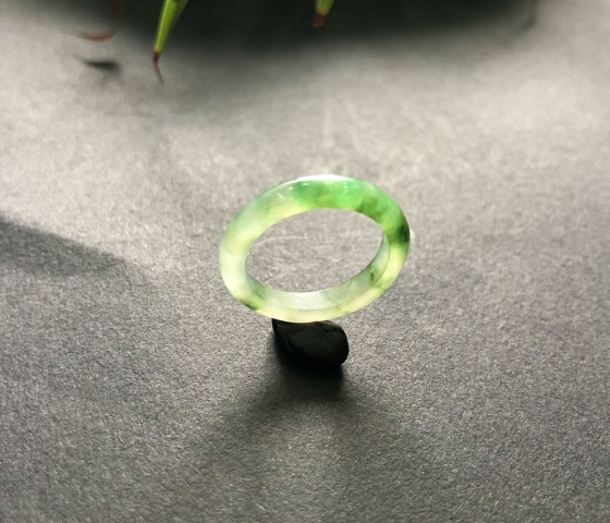 古玩玉器清代天然陽綠翡翠戒指拍賣，當前價格5500元