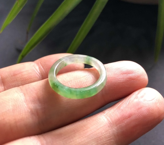 古玩玉器清代天然陽綠翡翠戒指拍賣，當前價格5500元