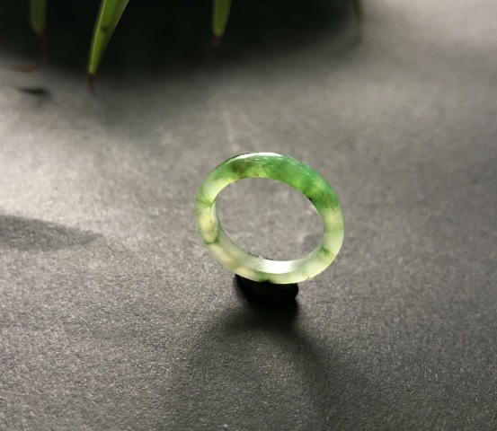 古玩玉器清代天然陽綠翡翠戒指拍賣，當前價格5500元