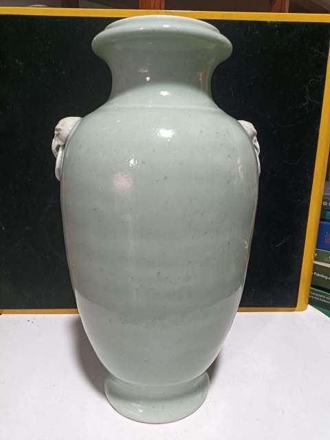 古玩陶瓷豆青釉獸耳銜環(huán)紋瓶拍賣，當前價格8888元
