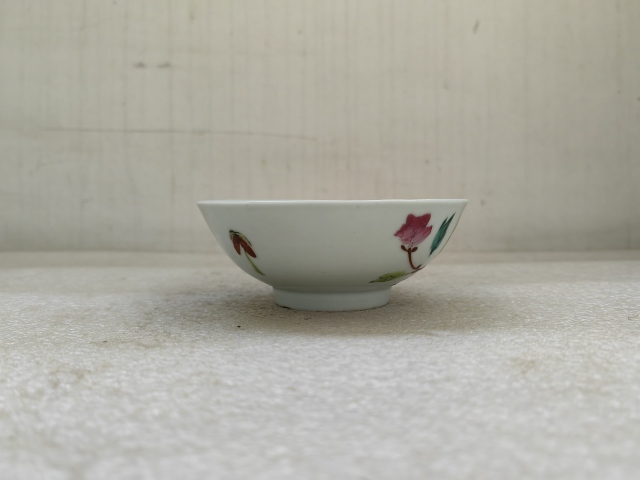 古玩陶瓷粉彩蝶戀花碗拍賣,當前價格450元