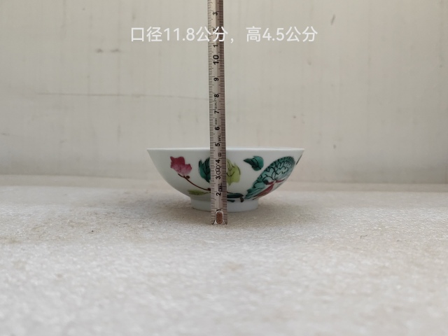古玩陶瓷粉彩蝶戀花碗拍賣,當前價格450元
