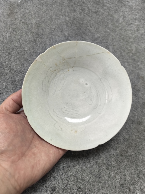 古玩陶瓷南宋-湖田窯刻花葵口盤拍賣,當前價格500元