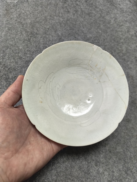 古玩陶瓷南宋-湖田窯刻花葵口盤拍賣,當前價格500元