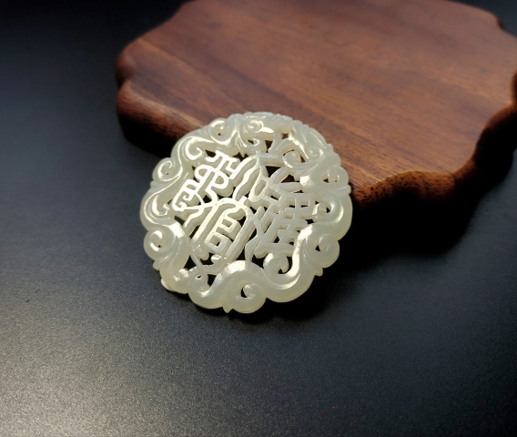 古玩玉器（一口價放漏）和田玉雕“加官進爵”佩拍賣，當前價格1800元