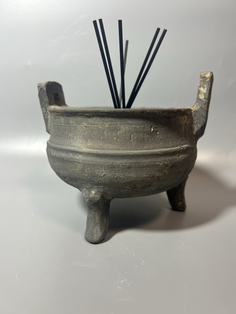 古玩陶瓷宋代·黑陶禮器鼎（禮鼎）拍賣(mài)，當(dāng)前價(jià)格5999元