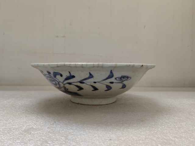 古玩陶瓷哥釉青花牡丹紋折沿碗拍賣，當前價格998元
